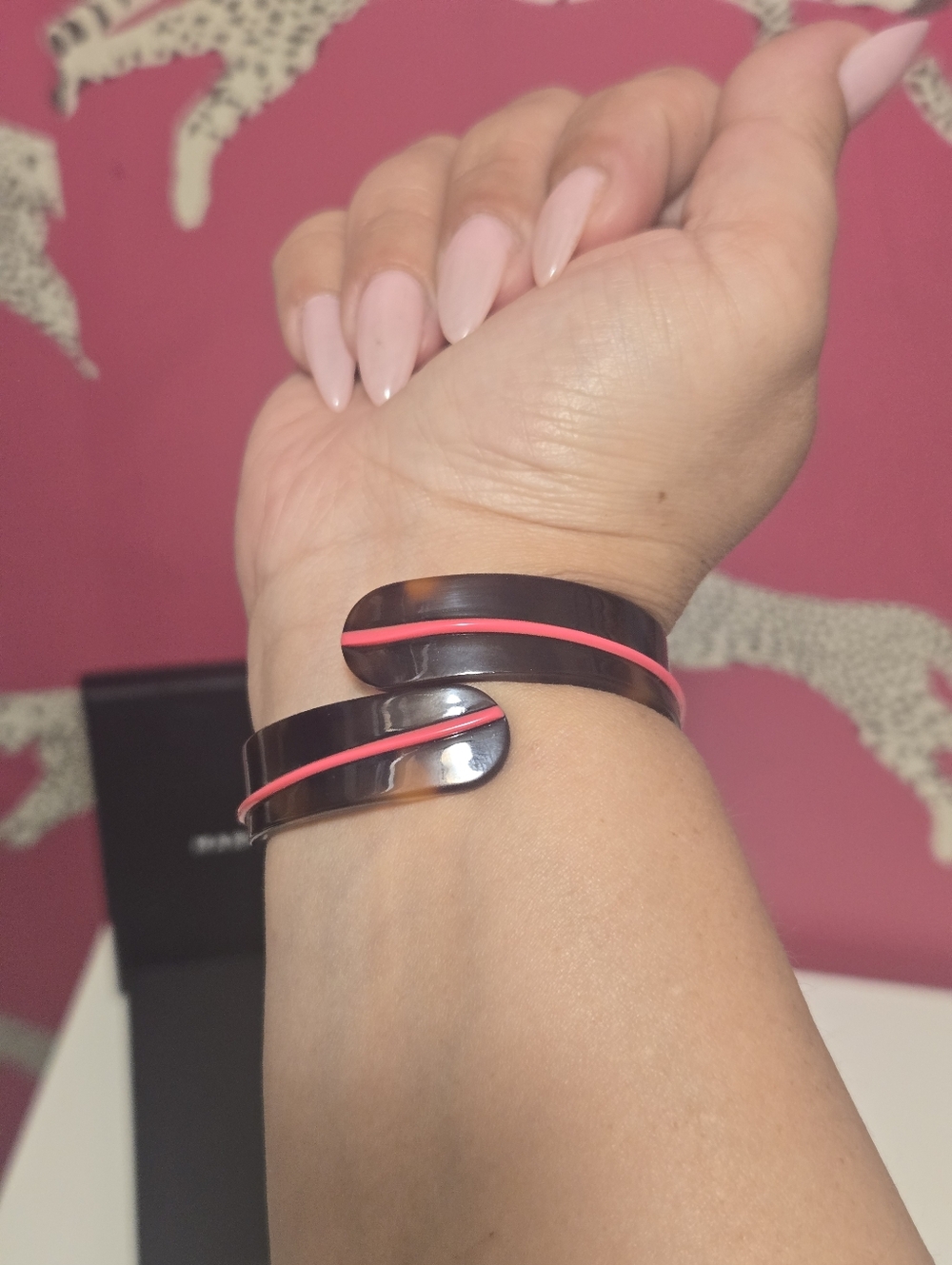 EUC Marc Jacobs Tortoiseshell Resin Logo Headband And Bracelet Set With Box - Picture 5 of 6